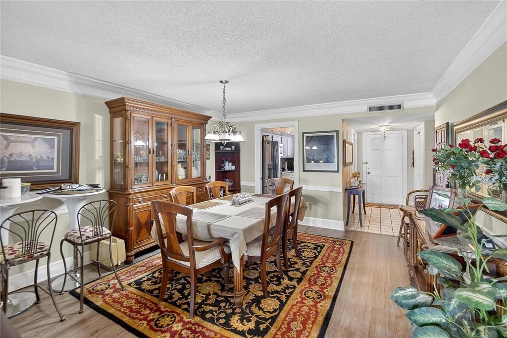 待售: $220,000 (2 贝兹, 2 浴室, 1300 平方英尺)