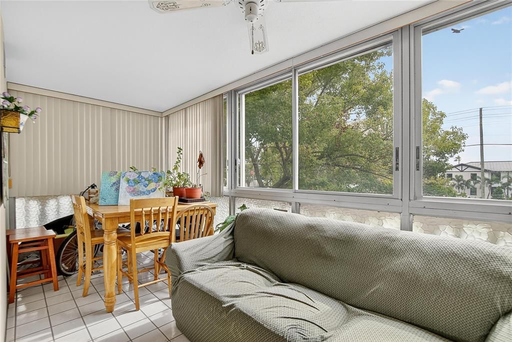 待售: $220,000 (2 贝兹, 2 浴室, 1300 平方英尺)