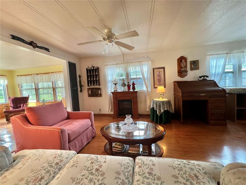 For Sale: $186,328 (2 beds, 2 baths, 1452 Square Feet)