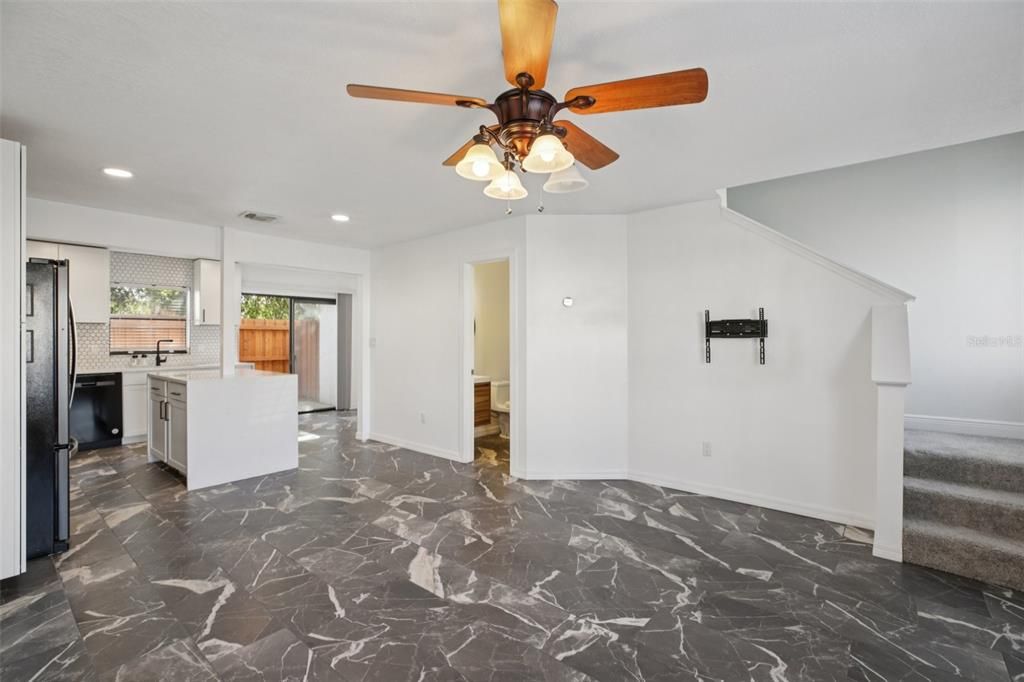 For Sale: $199,000 (2 beds, 1 baths, 1032 Square Feet)