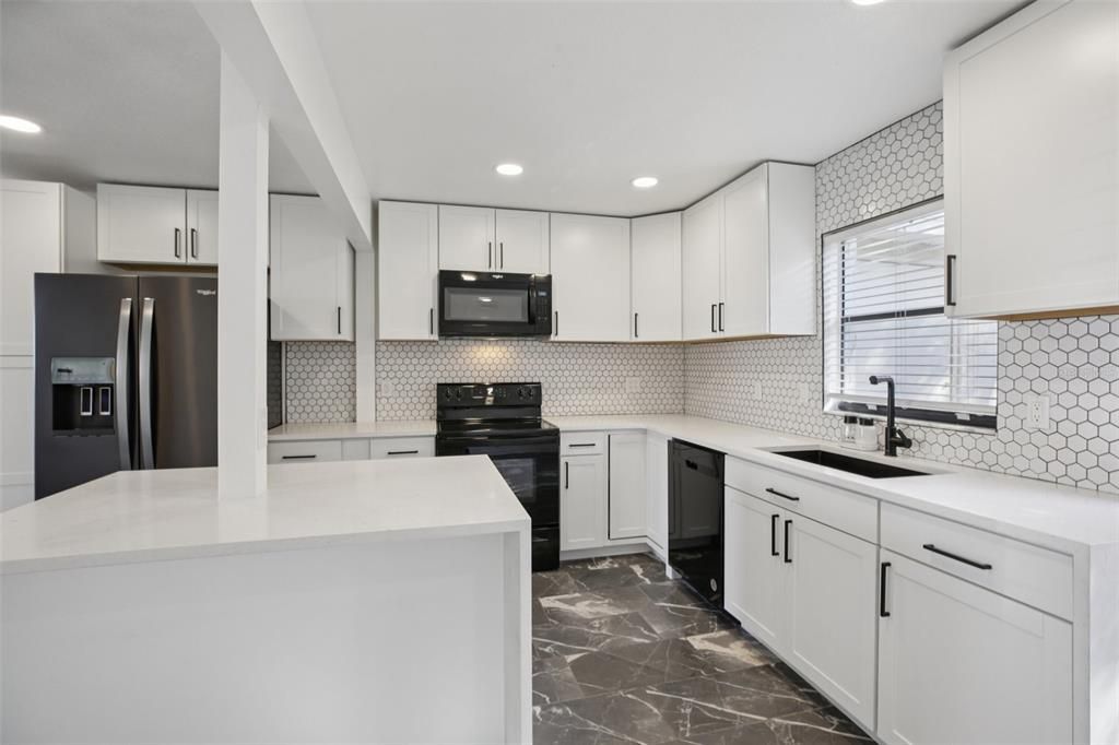 For Sale: $199,000 (2 beds, 1 baths, 1032 Square Feet)