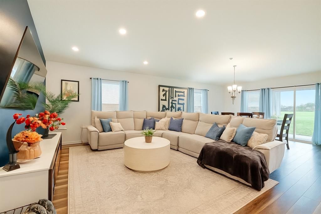 For Sale: $334,900 (4 beds, 2 baths, 1983 Square Feet)