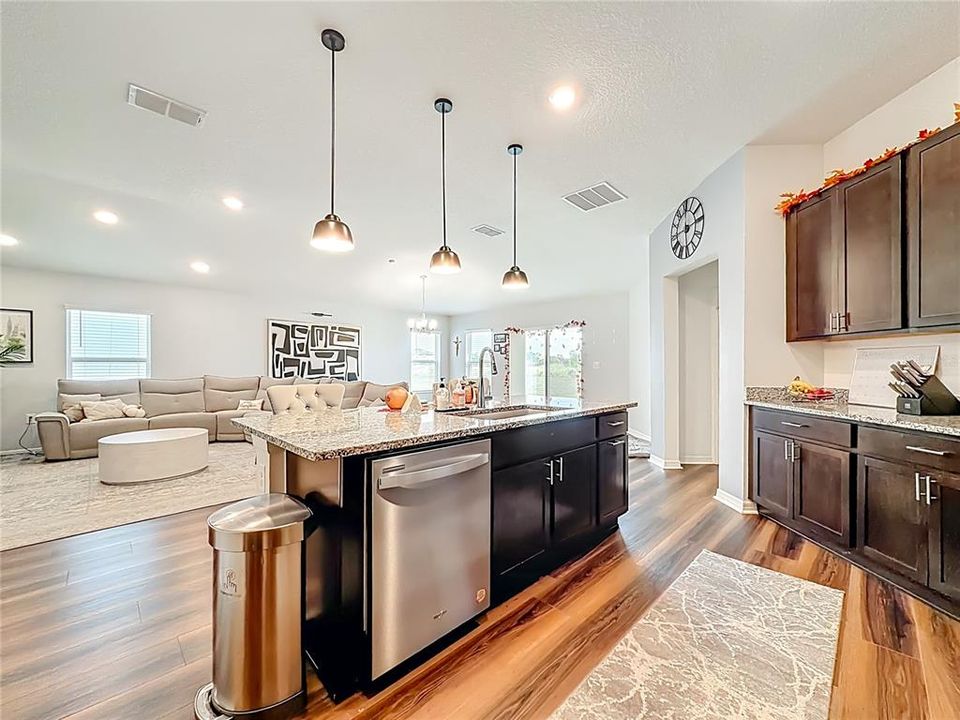 For Sale: $334,900 (4 beds, 2 baths, 1983 Square Feet)