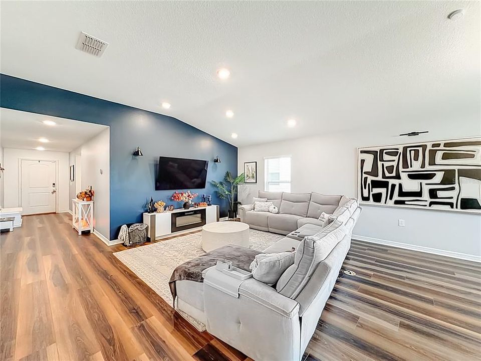 For Sale: $334,900 (4 beds, 2 baths, 1983 Square Feet)