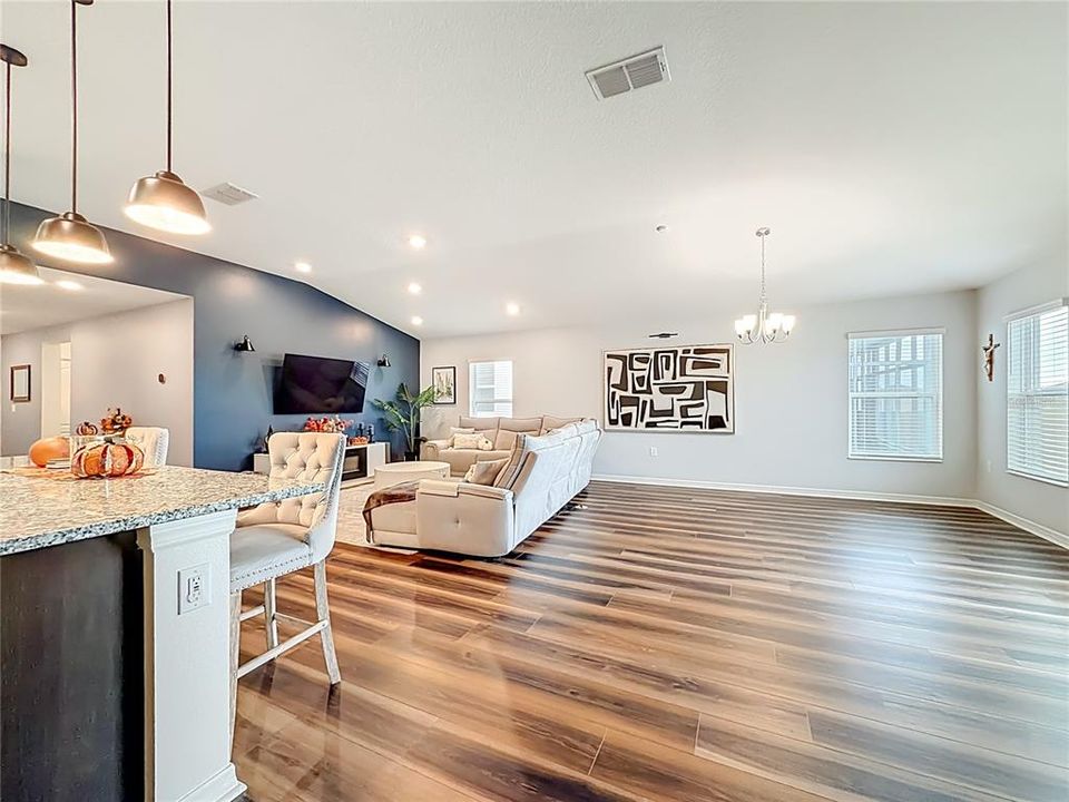 For Sale: $334,900 (4 beds, 2 baths, 1983 Square Feet)