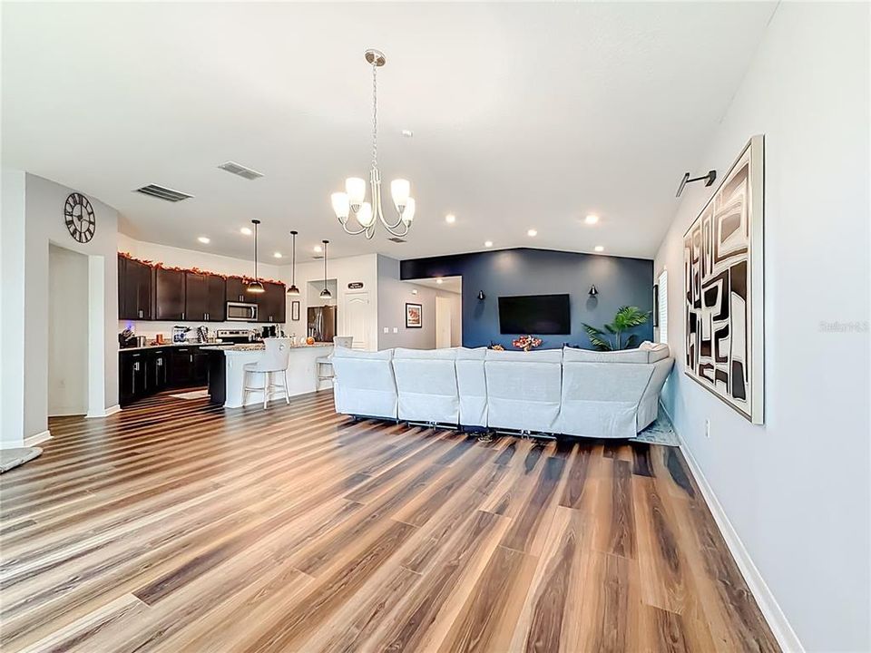 For Sale: $334,900 (4 beds, 2 baths, 1983 Square Feet)