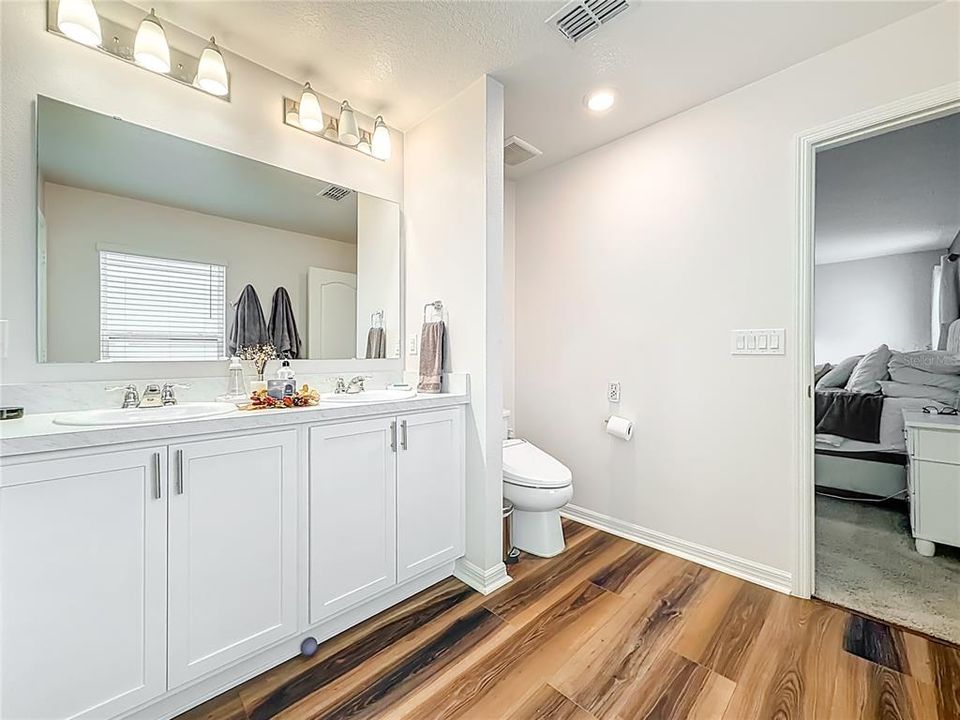 For Sale: $334,900 (4 beds, 2 baths, 1983 Square Feet)