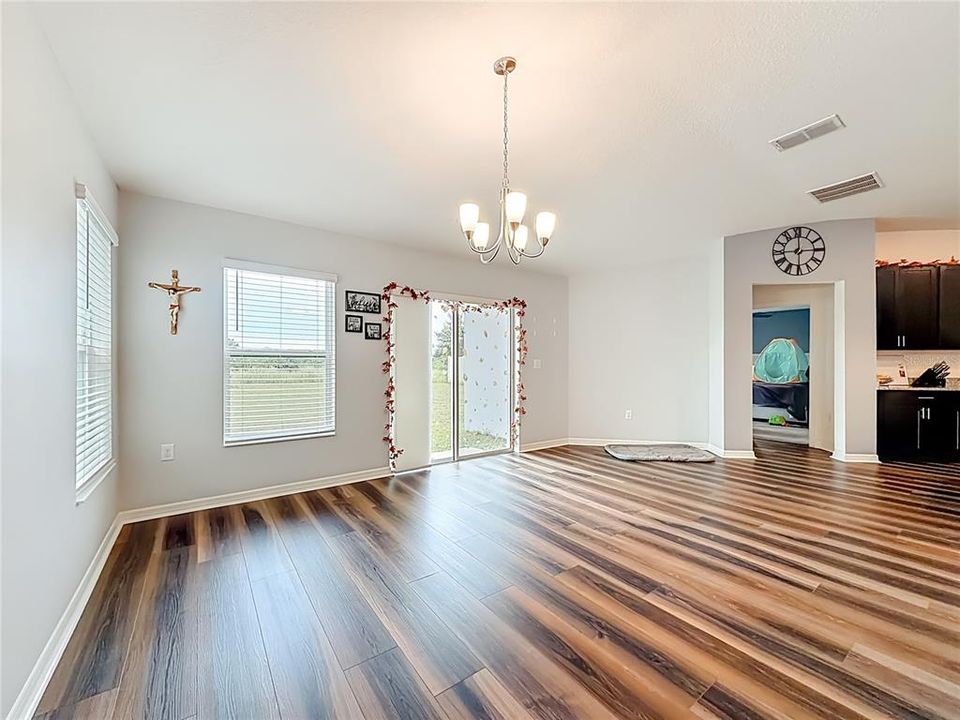 For Sale: $334,900 (4 beds, 2 baths, 1983 Square Feet)