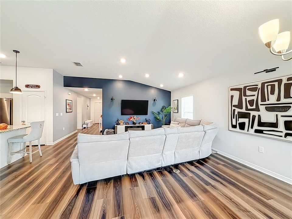 For Sale: $334,900 (4 beds, 2 baths, 1983 Square Feet)