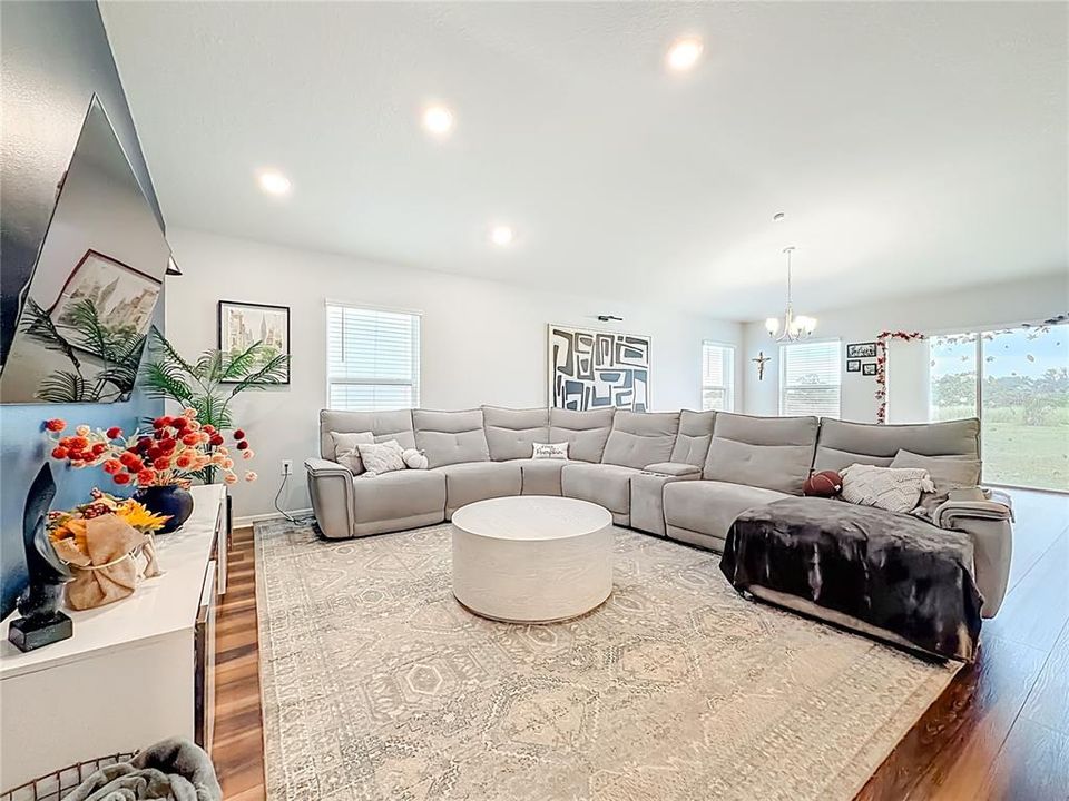 For Sale: $334,900 (4 beds, 2 baths, 1983 Square Feet)