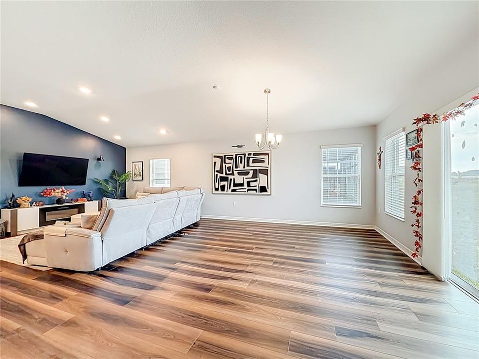 For Sale: $334,900 (4 beds, 2 baths, 1983 Square Feet)