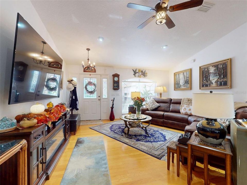 For Sale: $274,900 (3 beds, 2 baths, 1462 Square Feet)