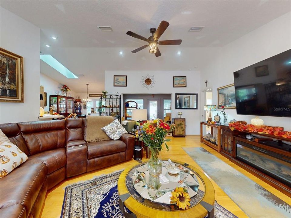 For Sale: $274,900 (3 beds, 2 baths, 1462 Square Feet)