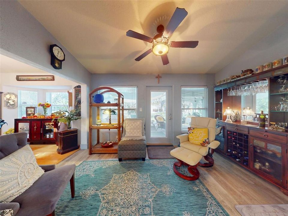 For Sale: $274,900 (3 beds, 2 baths, 1462 Square Feet)