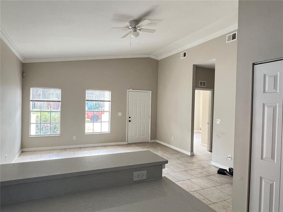 合同活跃: $335,000 (3 贝兹, 2 浴室, 1160 平方英尺)