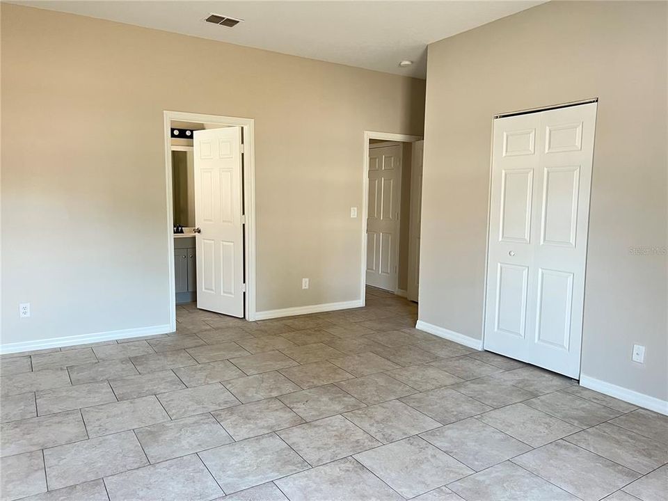 合同活跃: $335,000 (3 贝兹, 2 浴室, 1160 平方英尺)