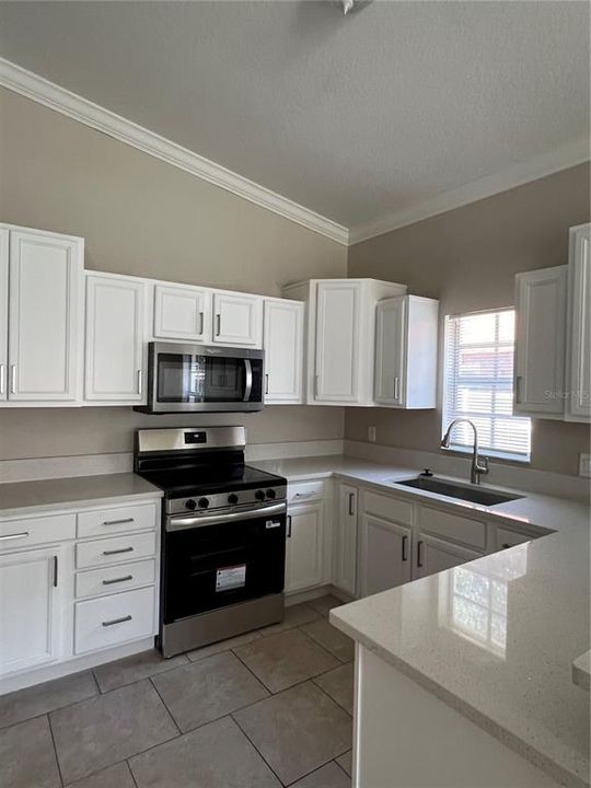 合同活跃: $335,000 (3 贝兹, 2 浴室, 1160 平方英尺)