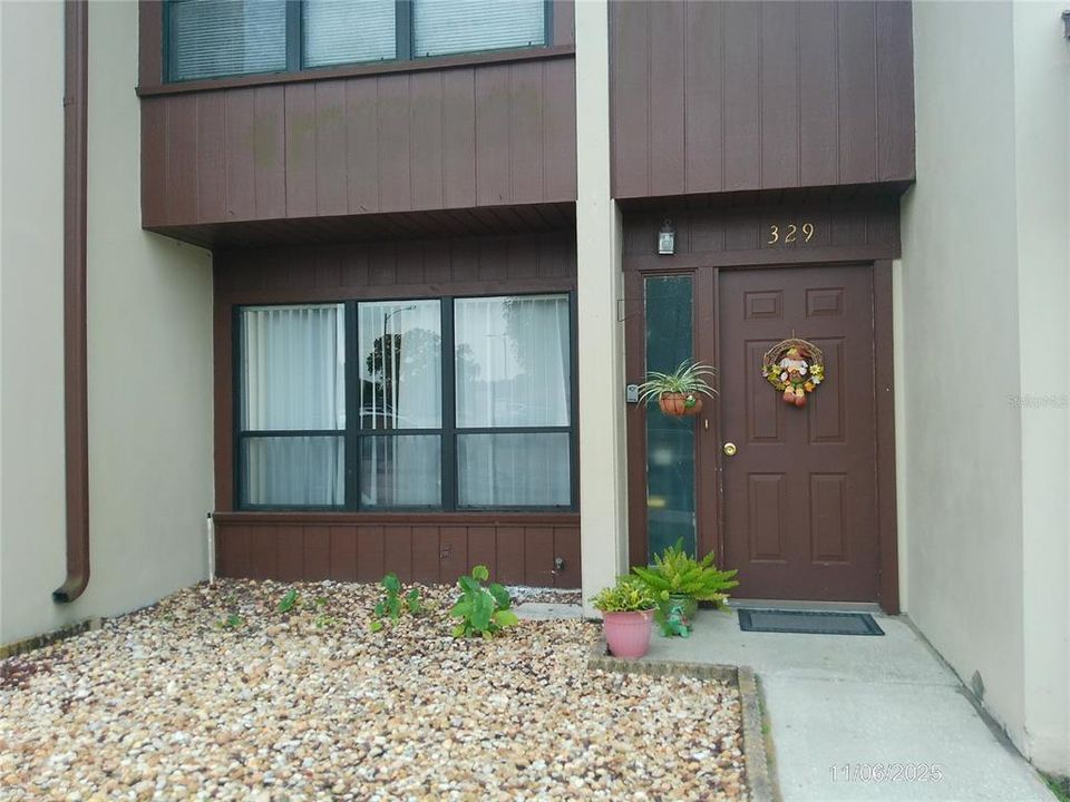 Active With Contract: $190,000 (2 beds, 1 baths, 1084 Square Feet)