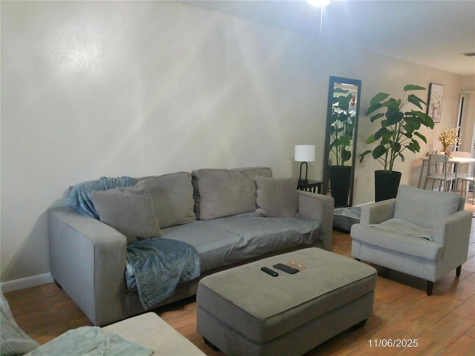 Active With Contract: $190,000 (2 beds, 1 baths, 1084 Square Feet)