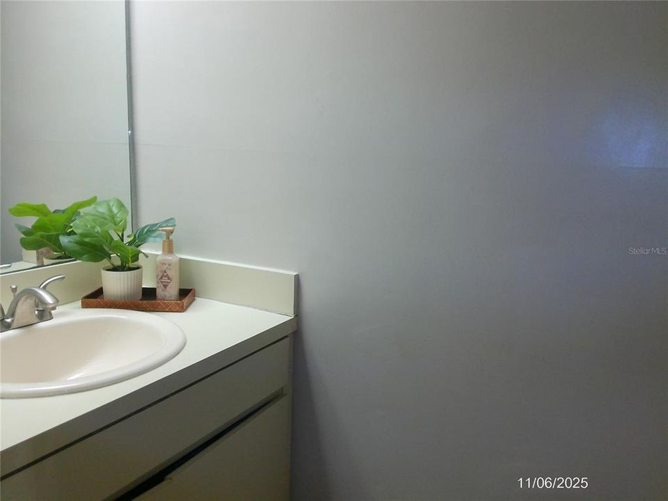 Active With Contract: $190,000 (2 beds, 1 baths, 1084 Square Feet)