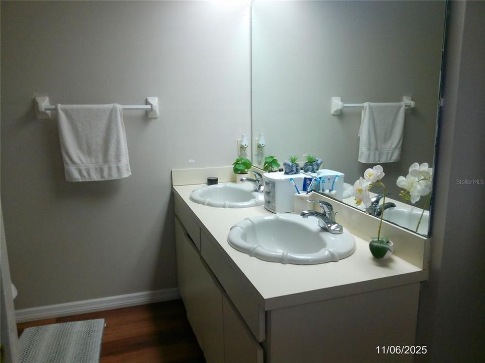 Active With Contract: $190,000 (2 beds, 1 baths, 1084 Square Feet)