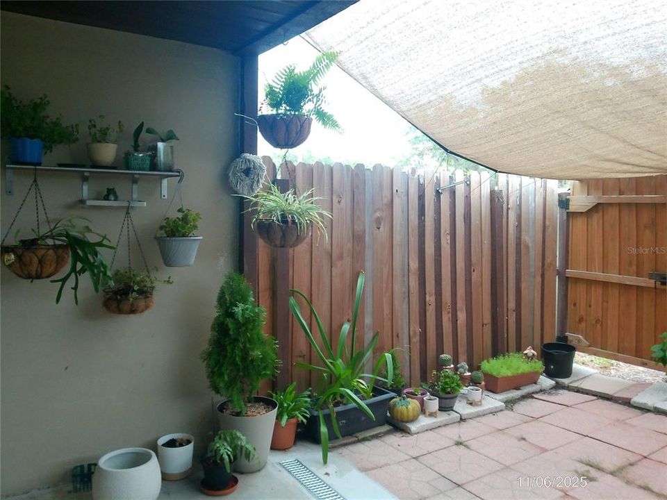 Active With Contract: $190,000 (2 beds, 1 baths, 1084 Square Feet)