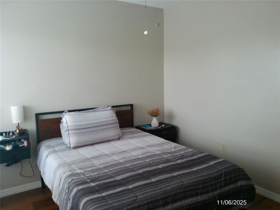 Active With Contract: $190,000 (2 beds, 1 baths, 1084 Square Feet)