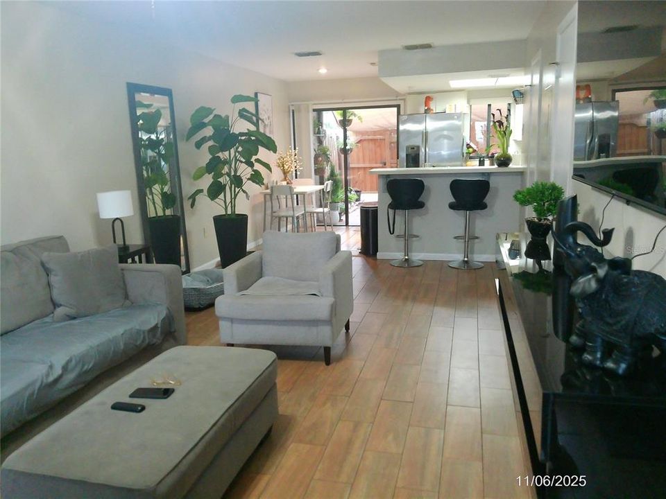 Active With Contract: $190,000 (2 beds, 1 baths, 1084 Square Feet)