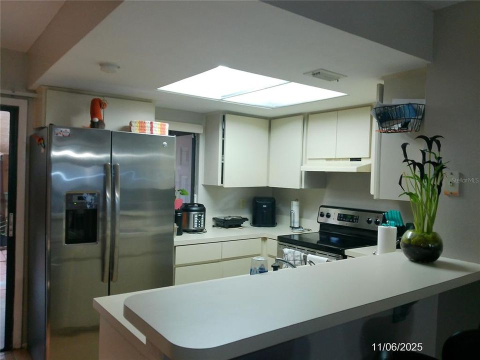 Active With Contract: $190,000 (2 beds, 1 baths, 1084 Square Feet)