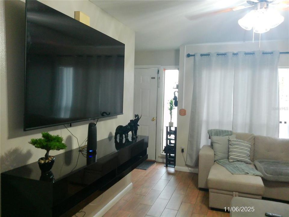 Active With Contract: $190,000 (2 beds, 1 baths, 1084 Square Feet)