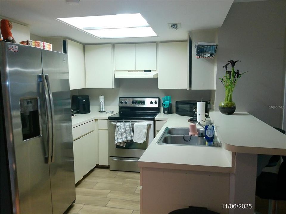 Active With Contract: $190,000 (2 beds, 1 baths, 1084 Square Feet)