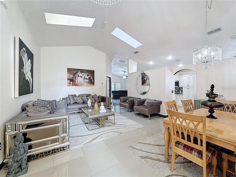 Под контрактом: $360,000 (3 спален, 2 ванн, 1571 Квадратных фут)