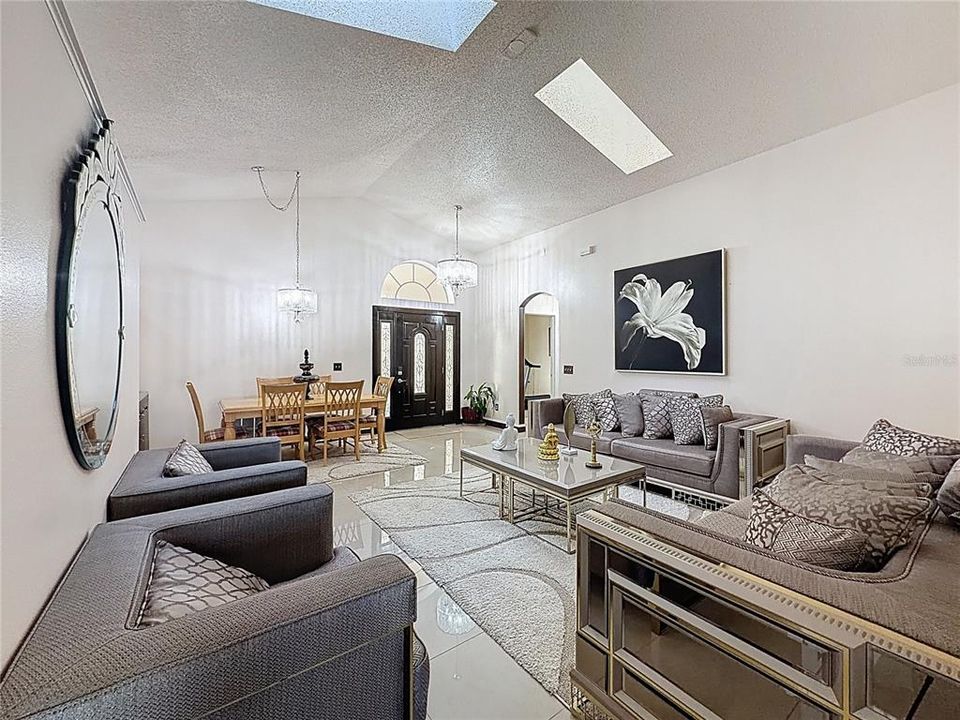 Под контрактом: $360,000 (3 спален, 2 ванн, 1571 Квадратных фут)