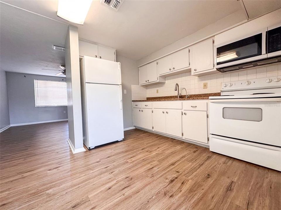 For Sale: $199,900 (2 beds, 2 baths, 928 Square Feet)