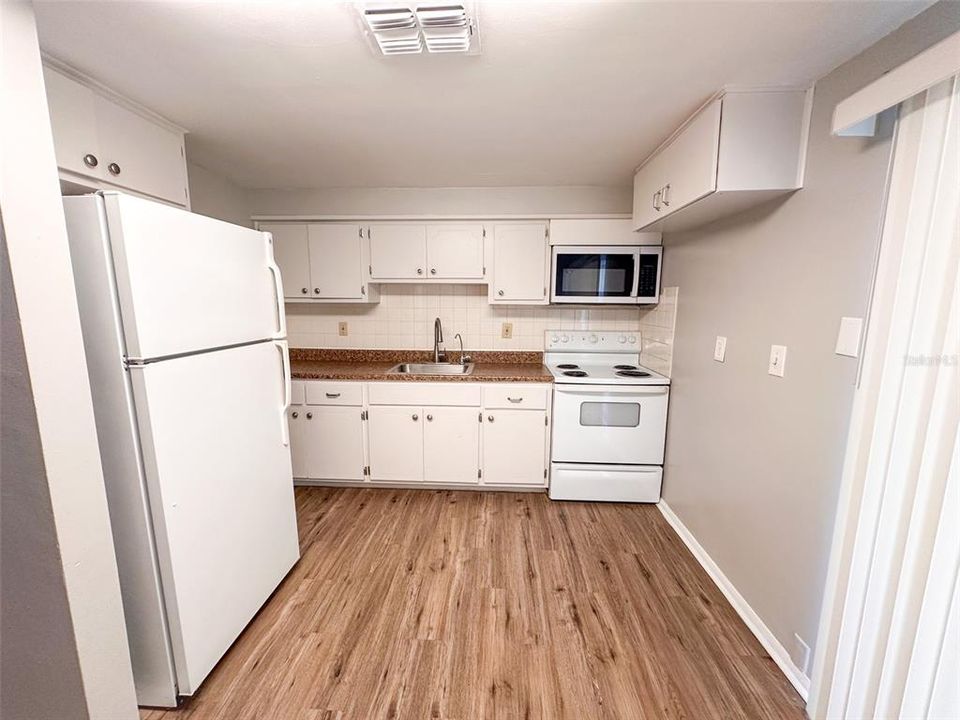 For Sale: $199,900 (2 beds, 2 baths, 928 Square Feet)