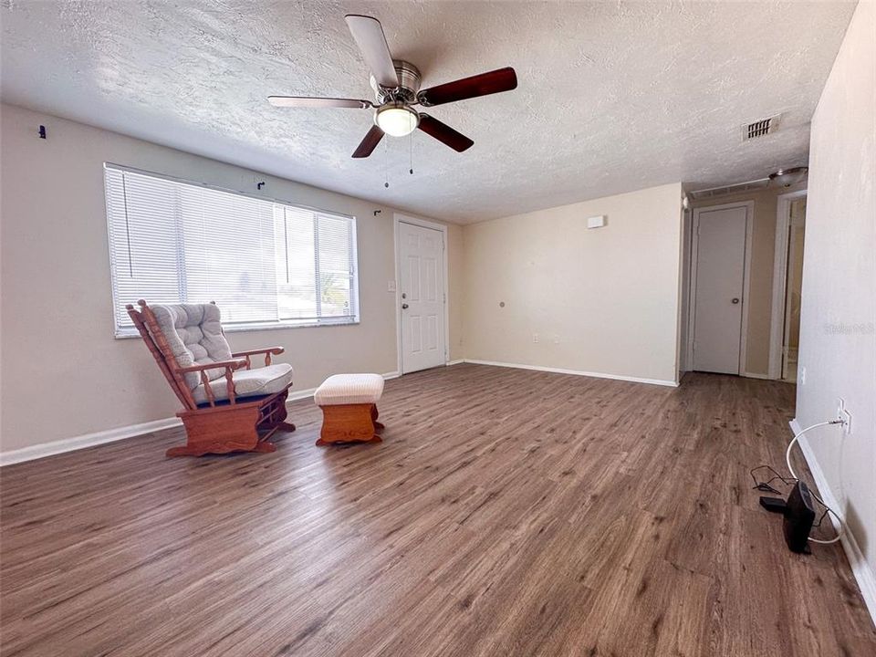 For Sale: $199,900 (2 beds, 2 baths, 928 Square Feet)