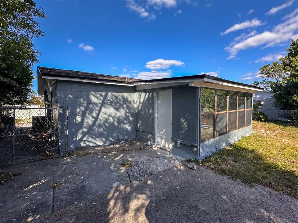 For Sale: $199,900 (2 beds, 2 baths, 928 Square Feet)