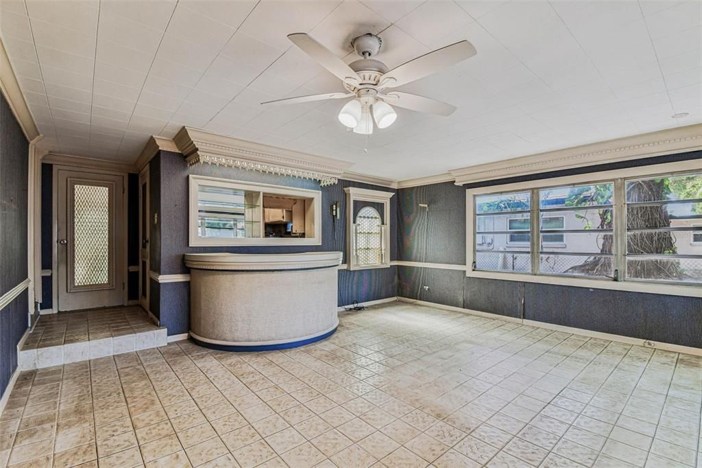 合同活跃: $385,000 (2 贝兹, 1 浴室, 1278 平方英尺)