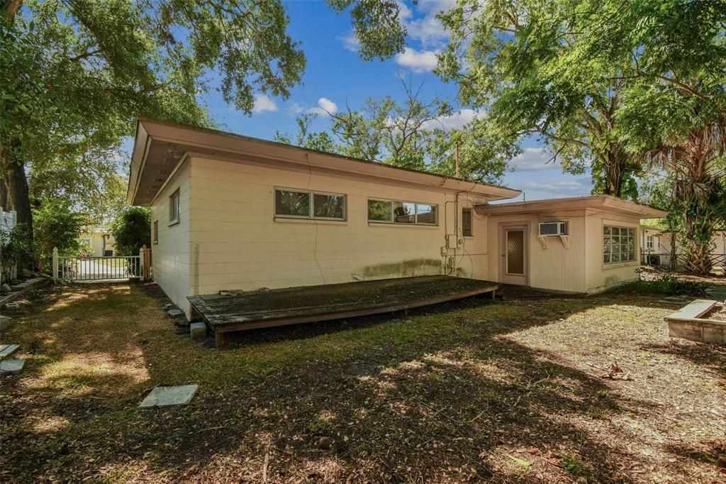 合同活跃: $385,000 (2 贝兹, 1 浴室, 1278 平方英尺)