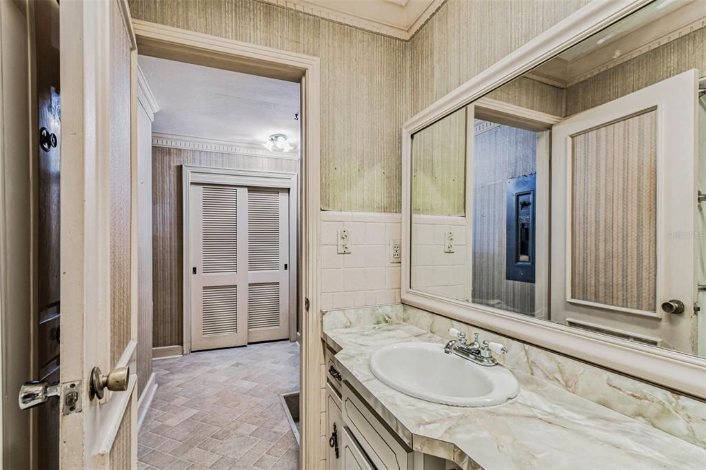 合同活跃: $385,000 (2 贝兹, 1 浴室, 1278 平方英尺)