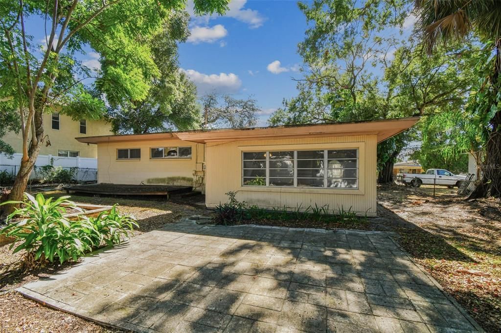 合同活跃: $385,000 (2 贝兹, 1 浴室, 1278 平方英尺)