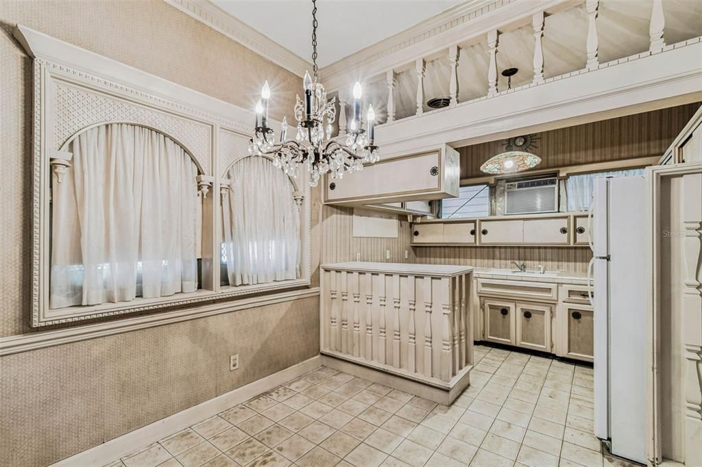 合同活跃: $385,000 (2 贝兹, 1 浴室, 1278 平方英尺)