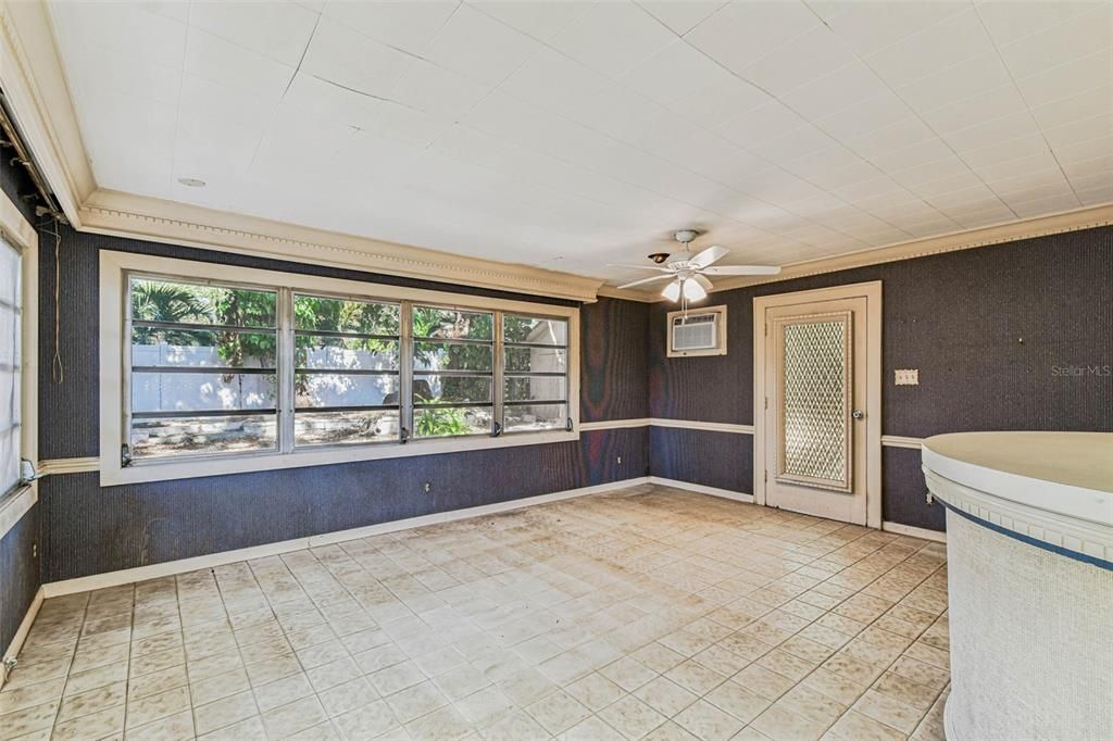 合同活跃: $385,000 (2 贝兹, 1 浴室, 1278 平方英尺)