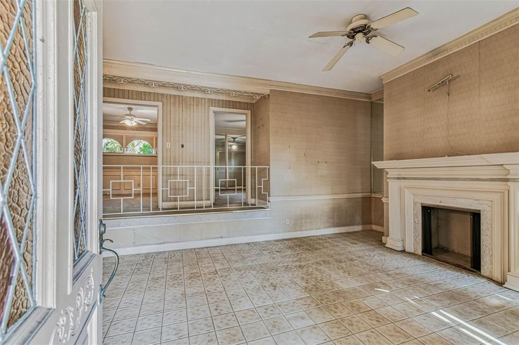 合同活跃: $385,000 (2 贝兹, 1 浴室, 1278 平方英尺)