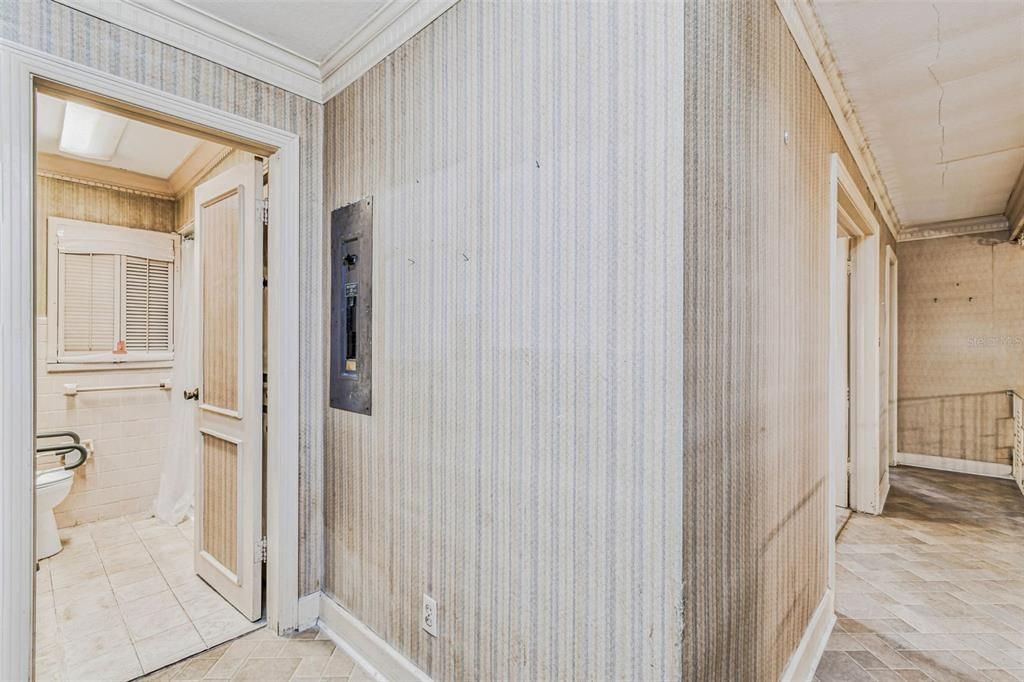 合同活跃: $385,000 (2 贝兹, 1 浴室, 1278 平方英尺)