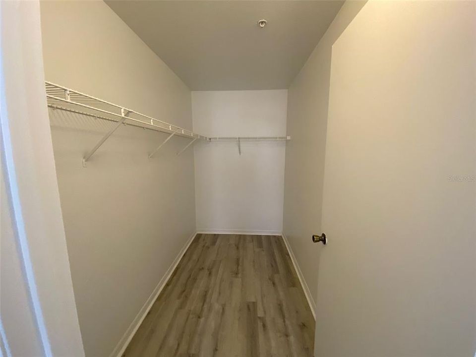 For Sale: $159,900 (1 beds, 1 baths, 842 Square Feet)