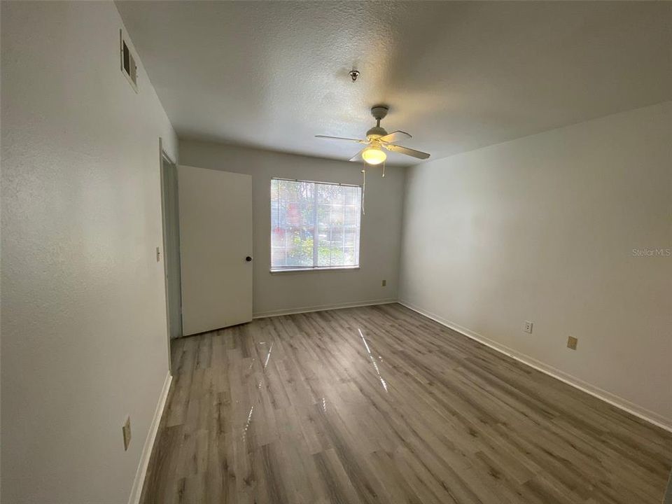 For Sale: $159,900 (1 beds, 1 baths, 842 Square Feet)