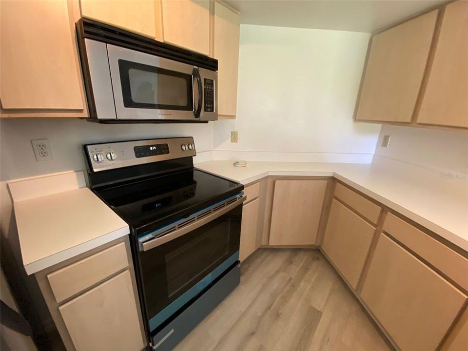 For Sale: $159,900 (1 beds, 1 baths, 842 Square Feet)