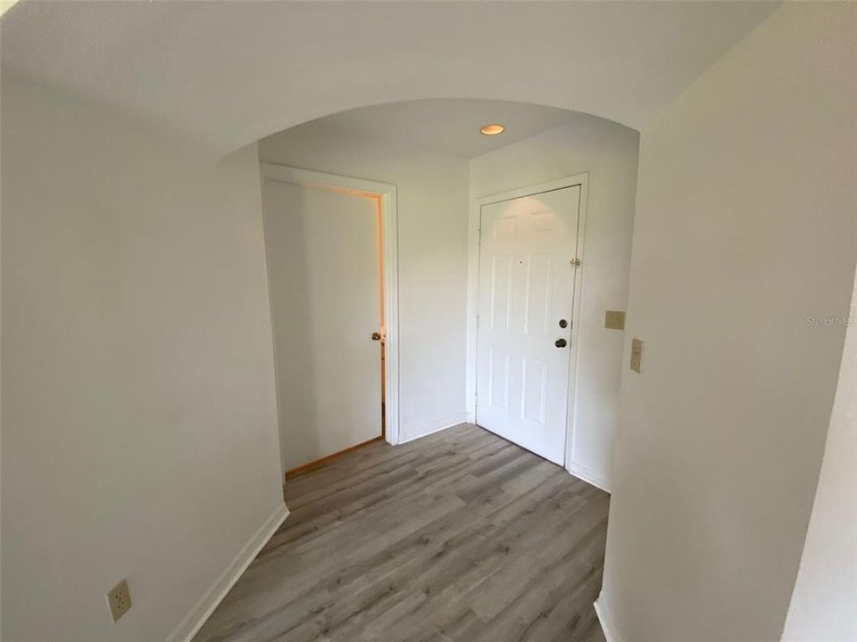 For Sale: $159,900 (1 beds, 1 baths, 842 Square Feet)