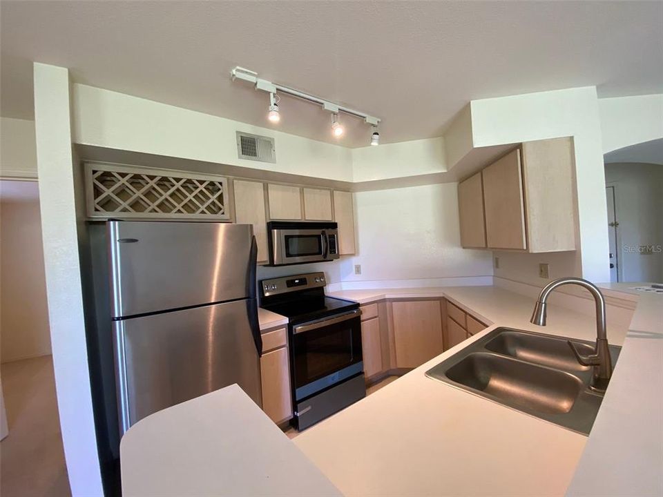 For Sale: $159,900 (1 beds, 1 baths, 842 Square Feet)
